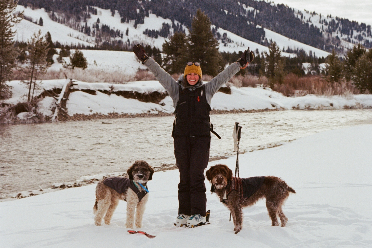Gloria posing with Alberto and Shakira.